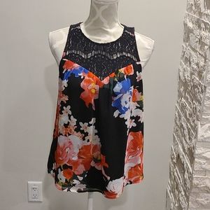Guess floral sleeveless blouse with lace crochet